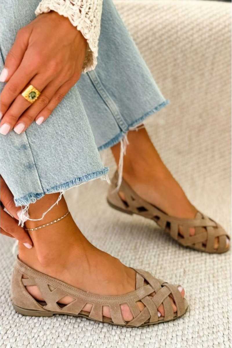 Jenefer | Sandalias planas elegantes de punta abierta con modernas tiras de tela cruzadas