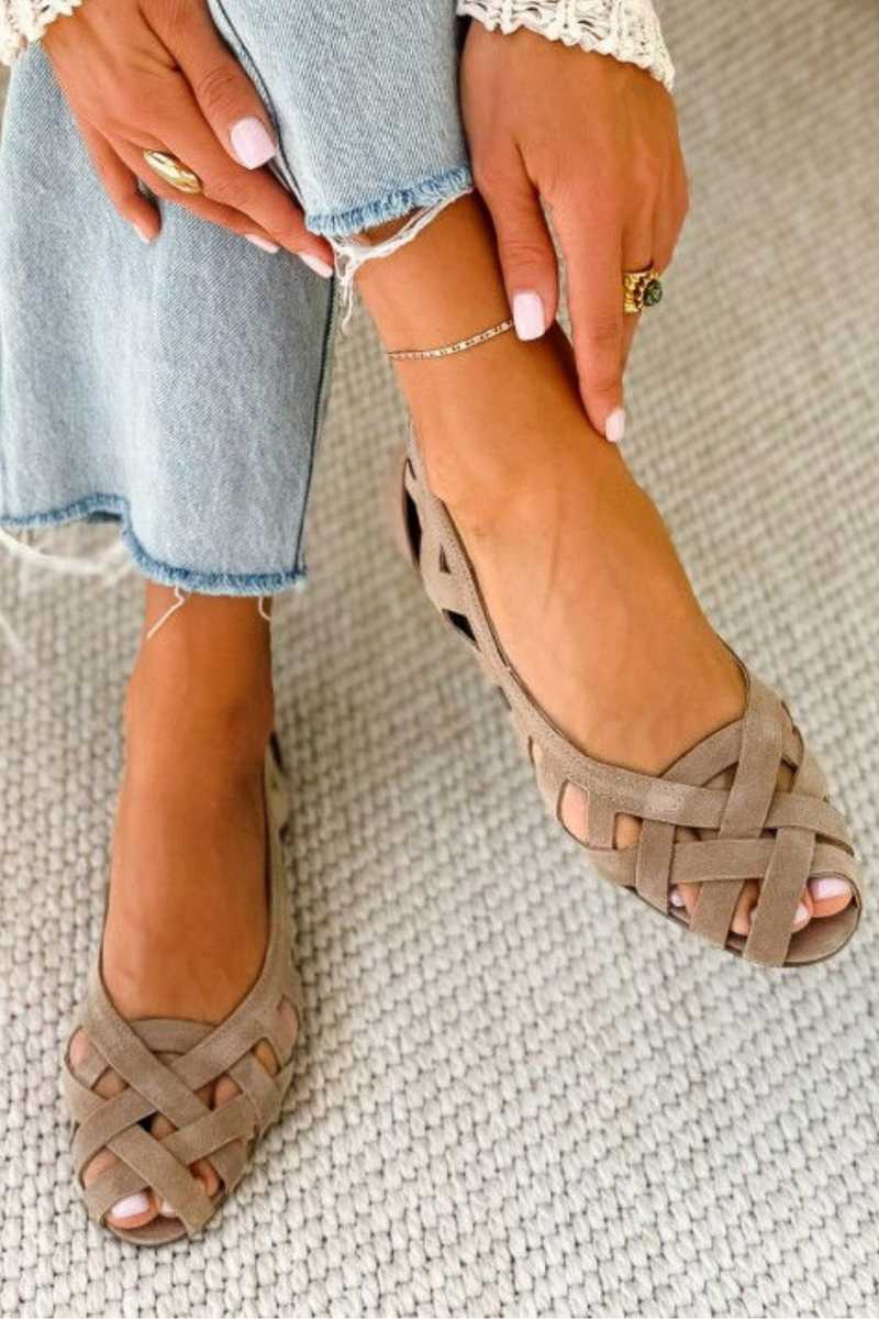 Jenefer | Sandalias planas elegantes de punta abierta con modernas tiras de tela cruzadas