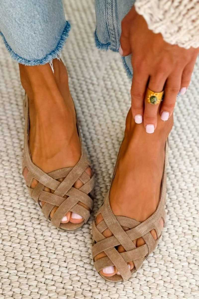 Jenefer | Sandalias planas elegantes de punta abierta con modernas tiras de tela cruzadas