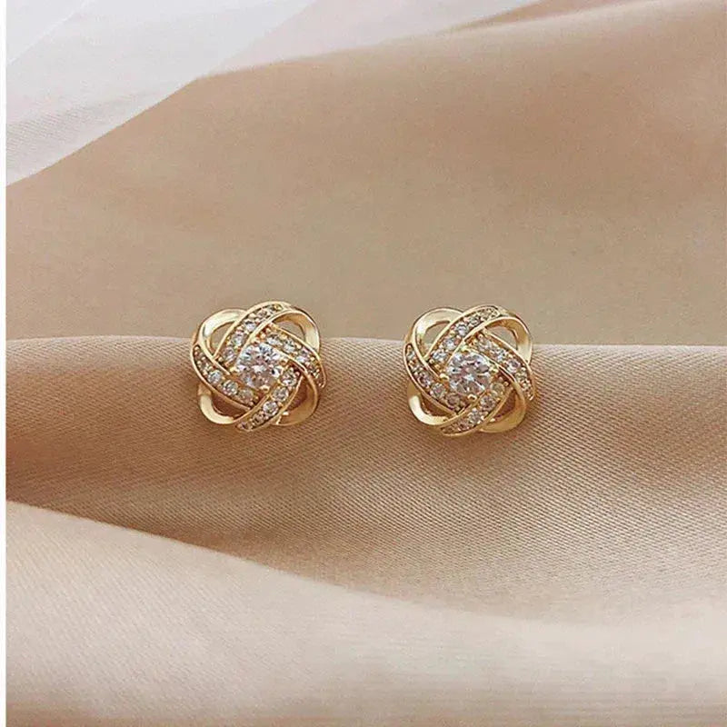 Elegantes pendientes dorados florales en espiral