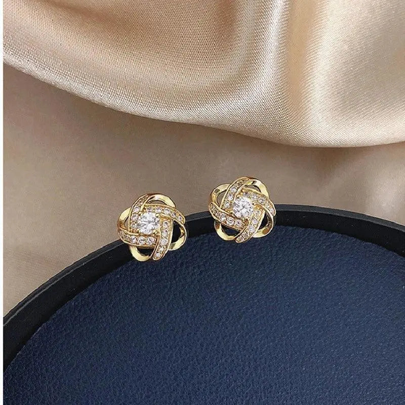 Elegantes pendientes dorados florales en espiral