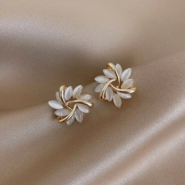 Pendientes elegantes de ópalo dorado
