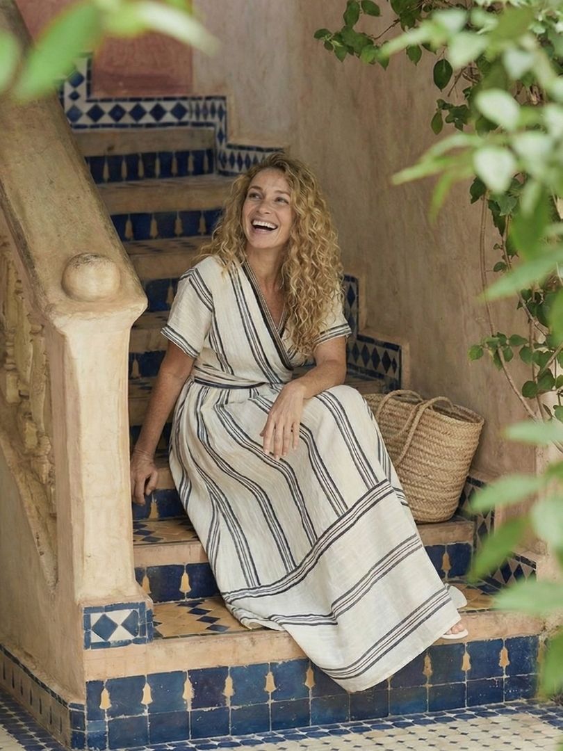 Thalassa | Elegante vestido midi cruzado de manga corta con escote en V y favorecedor lazo en la cintura